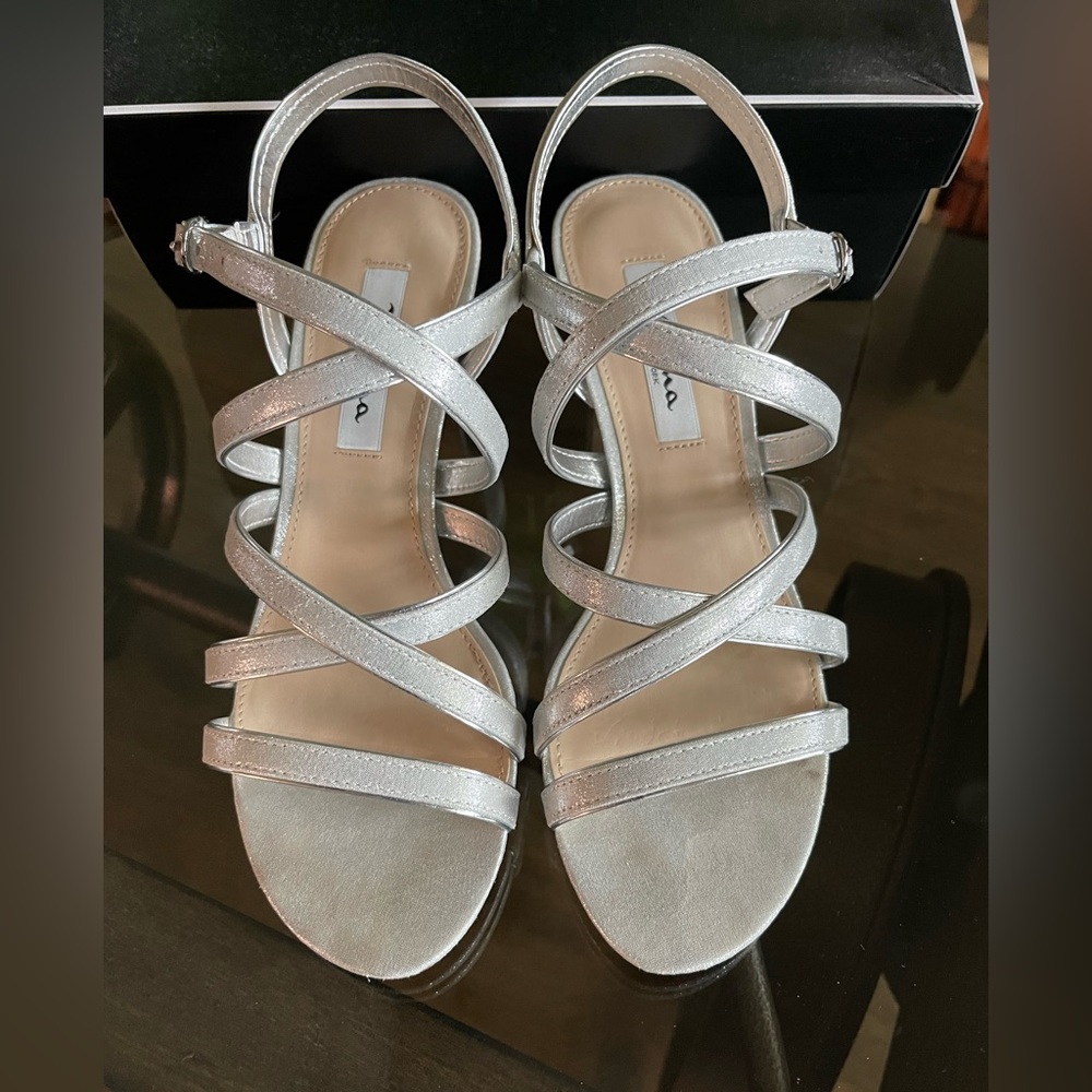 Nina GENAYA
WOMENS SILVER STRAPPY MID-HEEL DRESSY SANDAL - Picture 2 of 9